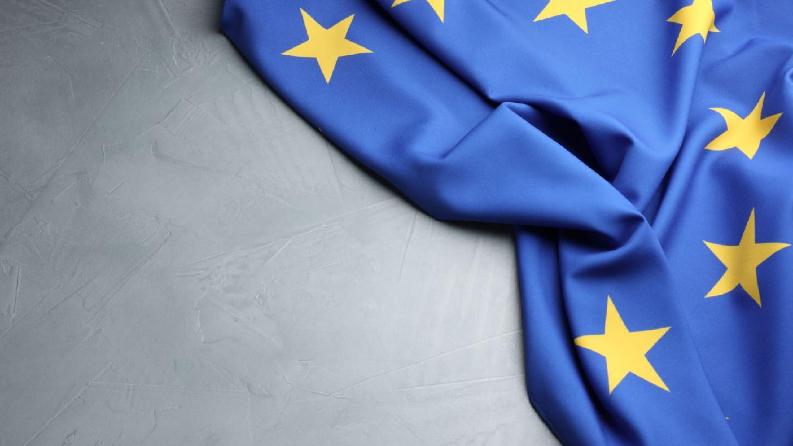 Close-up Europese vlag op grijze achtergrond.