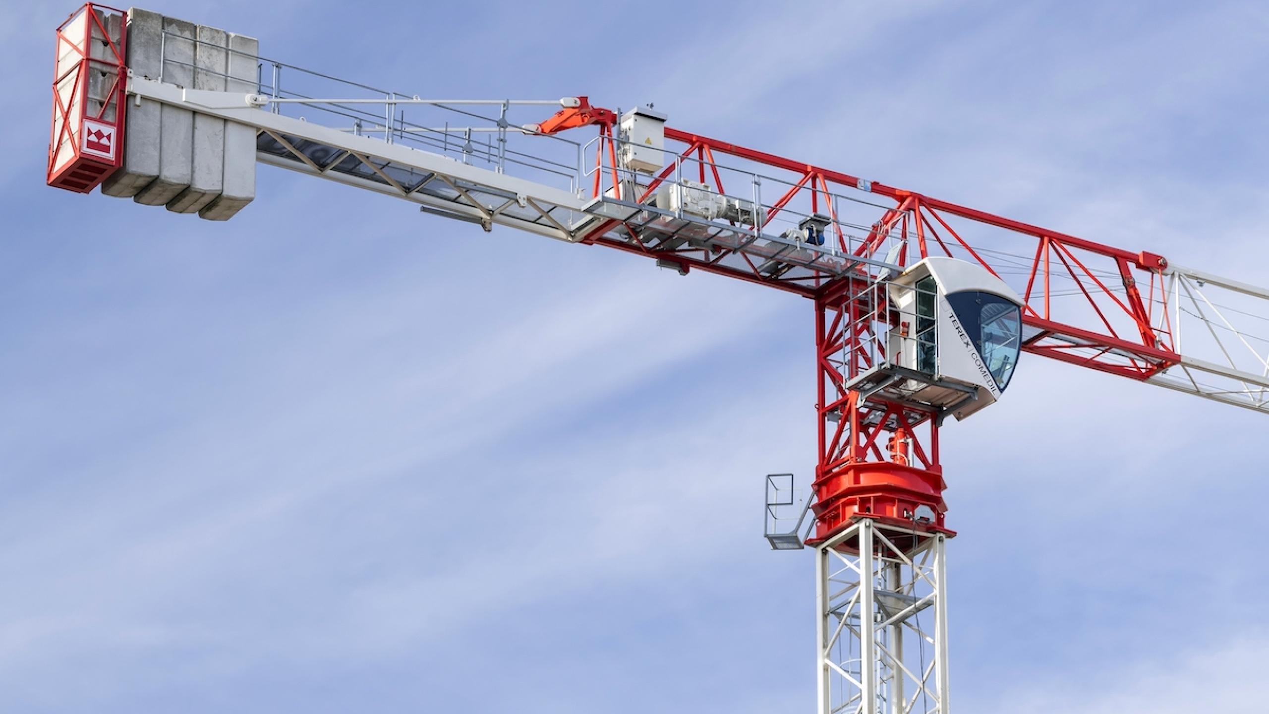Wit-rode torenkraan met cabine.
